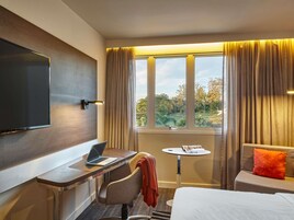 Apartamento superior, 1 cama King | Frigobar, cofres nos quartos, escrivaninha, cortinas blackout