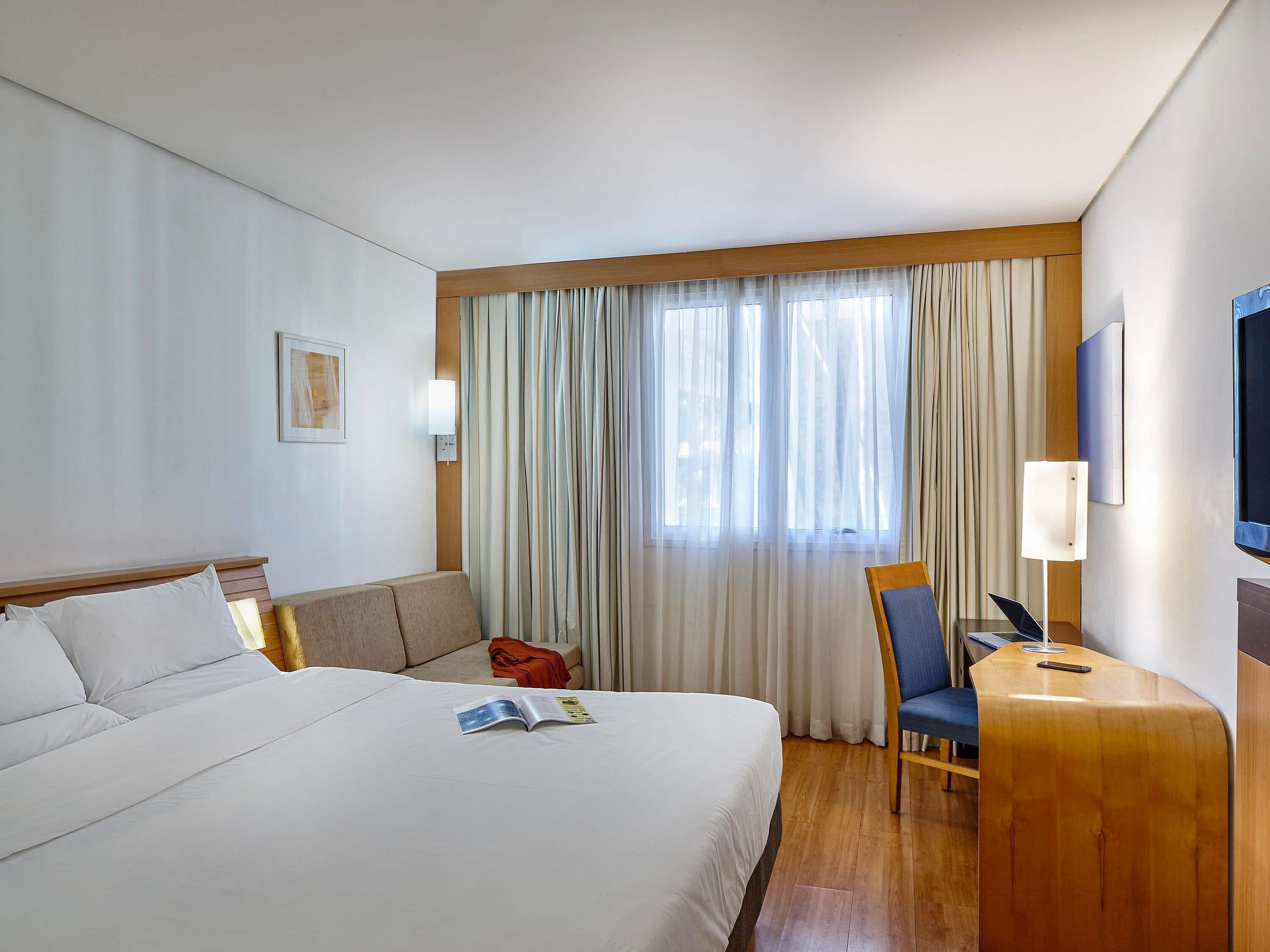 Standard-huone, 1 parisänky ja vuodesohva | Minibaari, tallelokero huoneessa, työpöytä, pimennysverhot