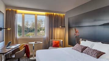 Apartamento superior, 1 cama King | Frigobar, cofres nos quartos, escrivaninha, cortinas blackout