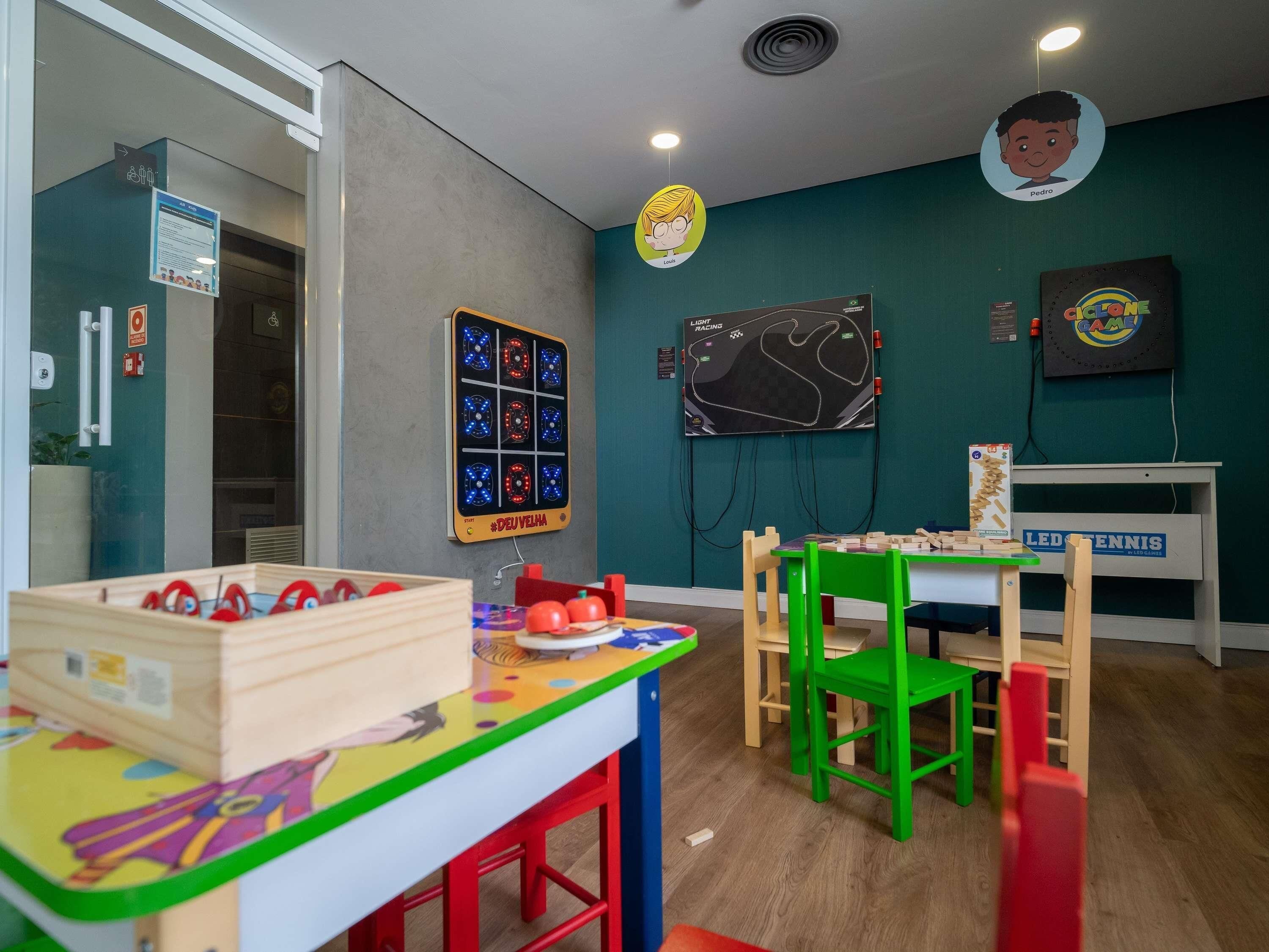 Ein Kinderspielbereich mit Tischfußball, Rennspiel und Tischtennis.