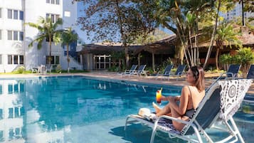 Hồ bơi ngoài trời, mở cửa từ 9:00 đến 22:00, dù/ô trên bãi biển/hồ bơi