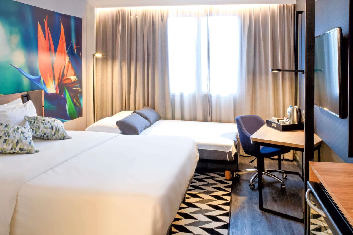 Habitació superior, 1 llit de matrimoni i sofà llit | Minibar, caixa forta a l'habitació, escriptori i cortines opaques