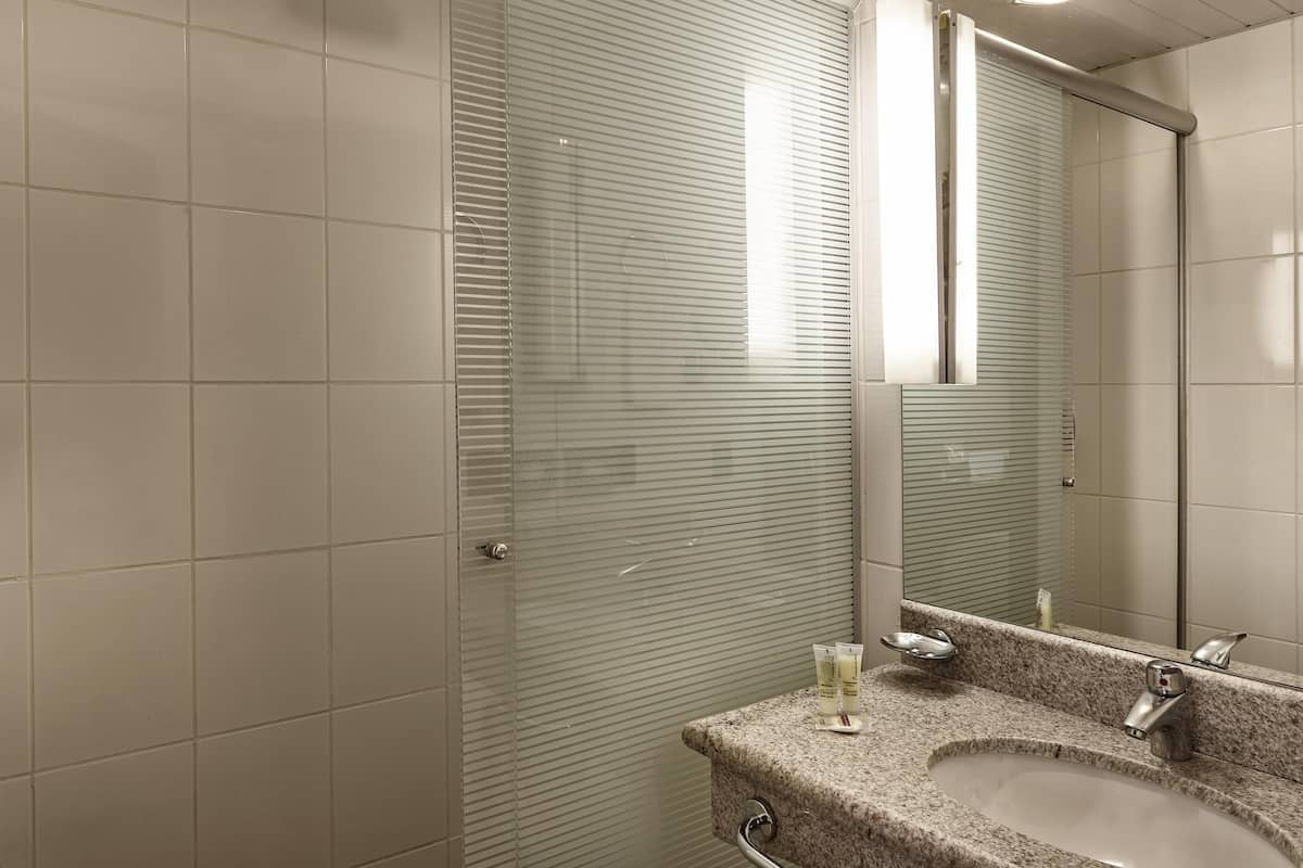 Minibar, pengeskab på værelset, skrivebord, mørklægningsgardiner
