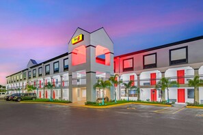 Exterior - Super 8 by Wyndham Orlando Near Florida Mall (Orlando)