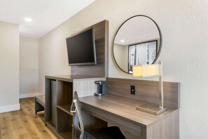 Premium bedding, iron/ironing board, bed sheets - Super 8 by Wyndham Orlando Near Florida Mall (Orlando)