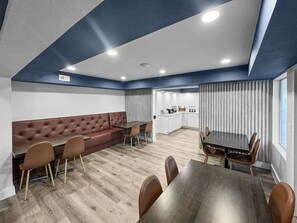 Free daily continental breakfast - Super 8 by Wyndham Orlando Near Florida Mall (Orlando)