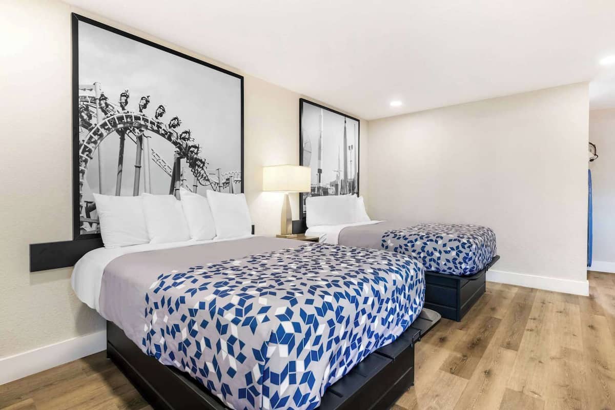 Ropa de cama de alta calidad y tabla de planchar con plancha 