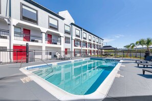 Piscine extérieure, accès possible de 8 h à 17 h, chaises longues