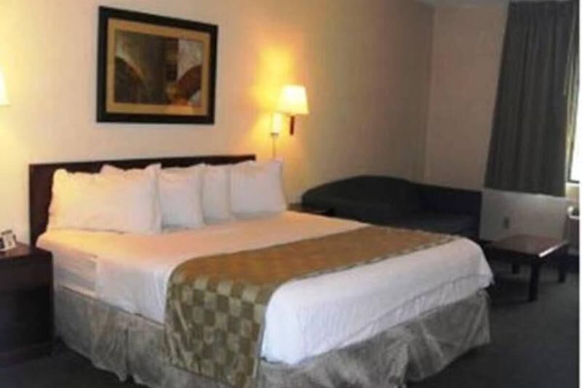 Pillowtop beds, in-room safe, desk, blackout drapes