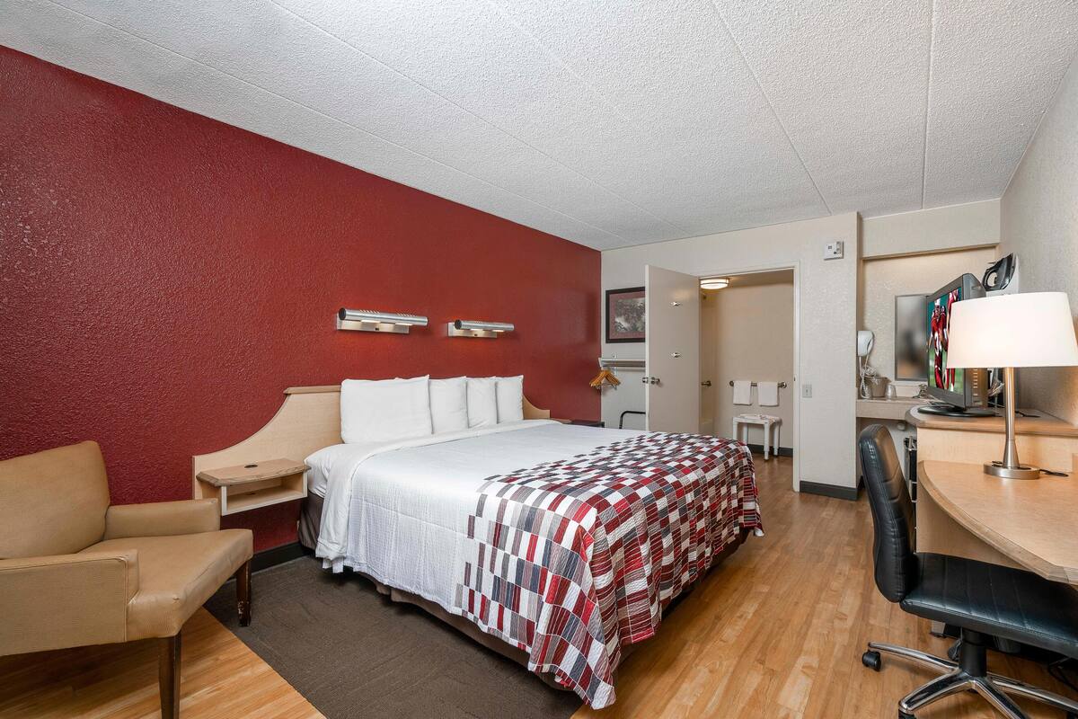 Desk, laptop workspace, blackout curtains, free cots/infant beds