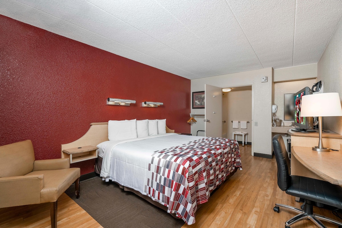 Desk, laptop workspace, blackout curtains, free cots/infant beds