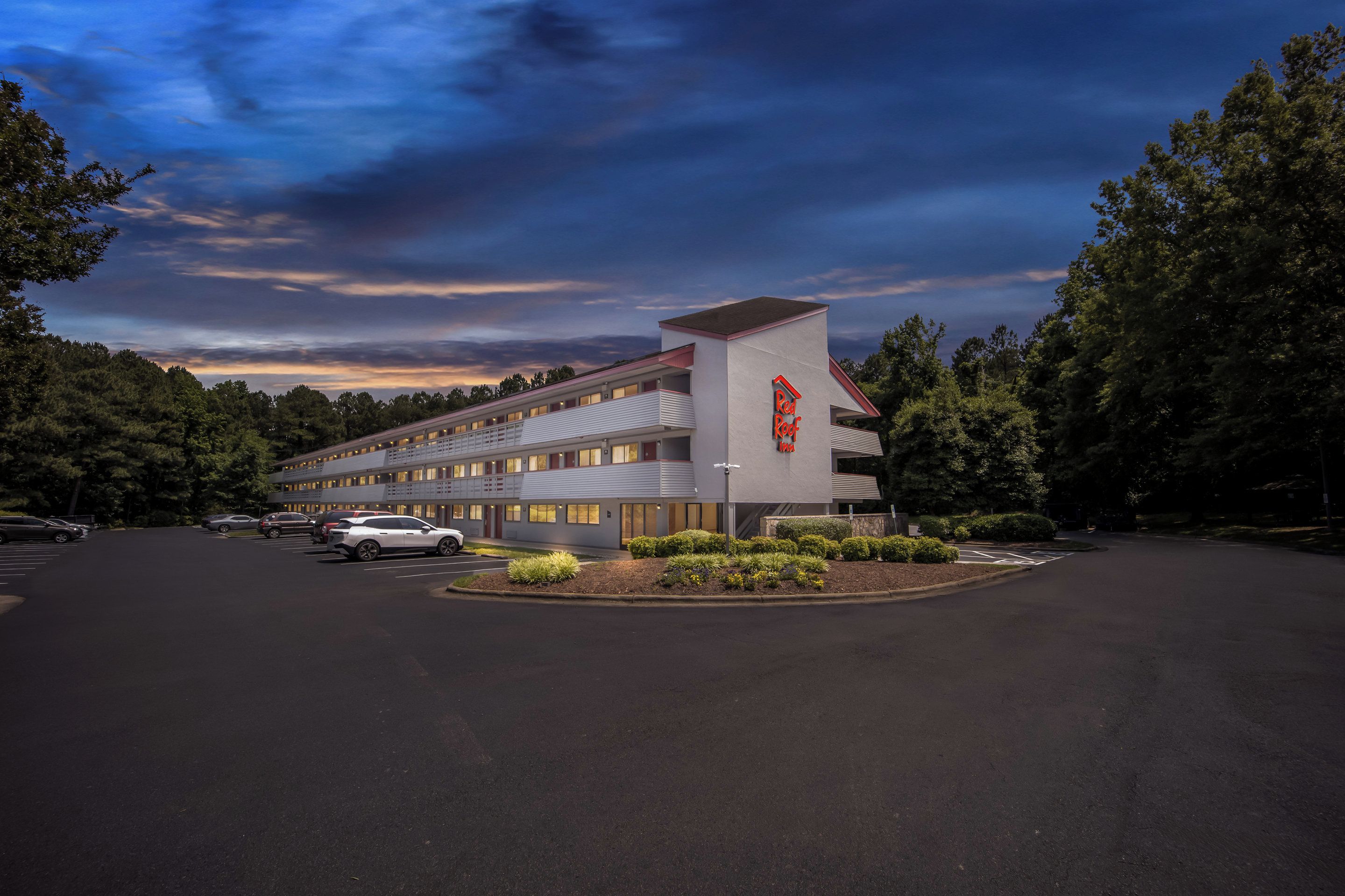 Bagian depan properti - sore/malam