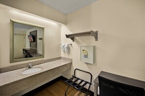 Combined shower/tub, free toiletries, towels