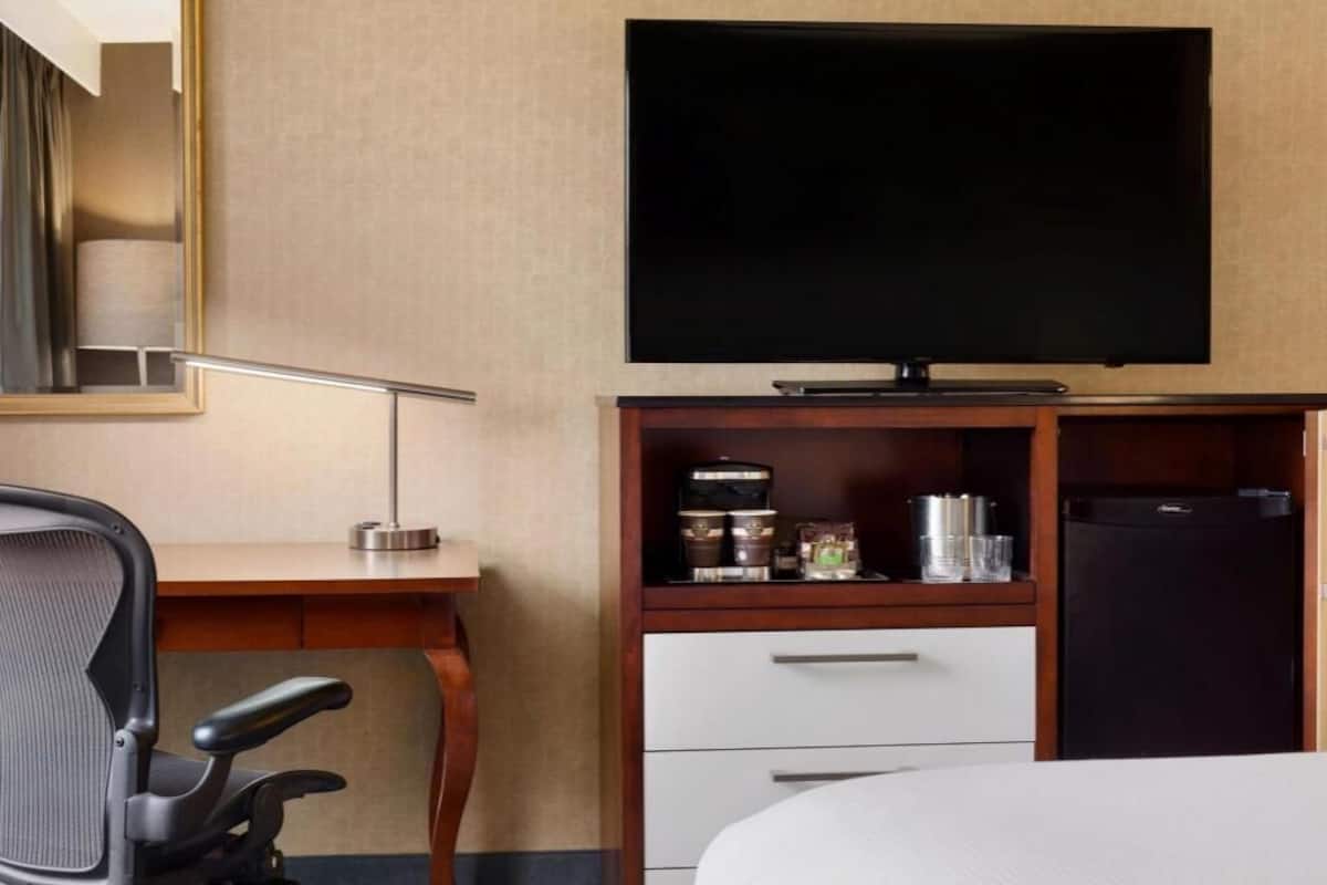 Premium bedding, down comforters, in-room safe, blackout drapes