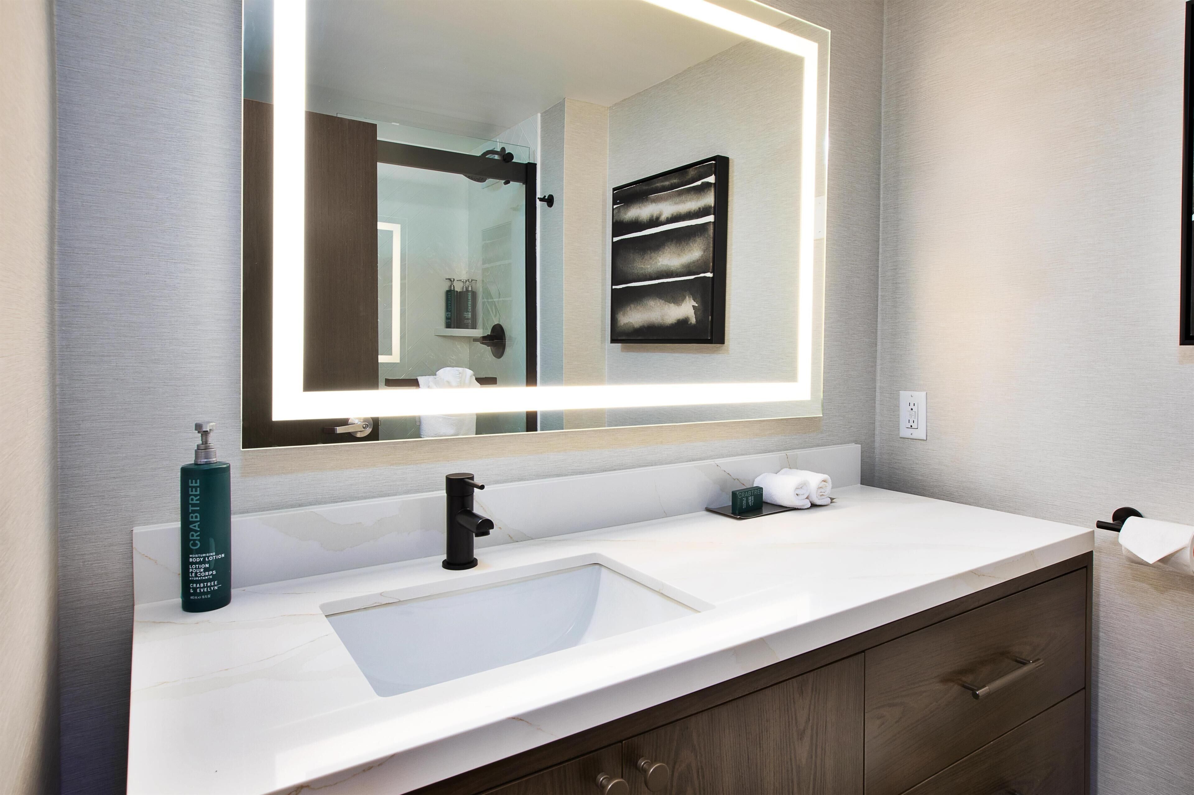 وحدات دش مع أحواض استحمام، مستلزمات مجانية للعناية الشخصية، مجففات شعر