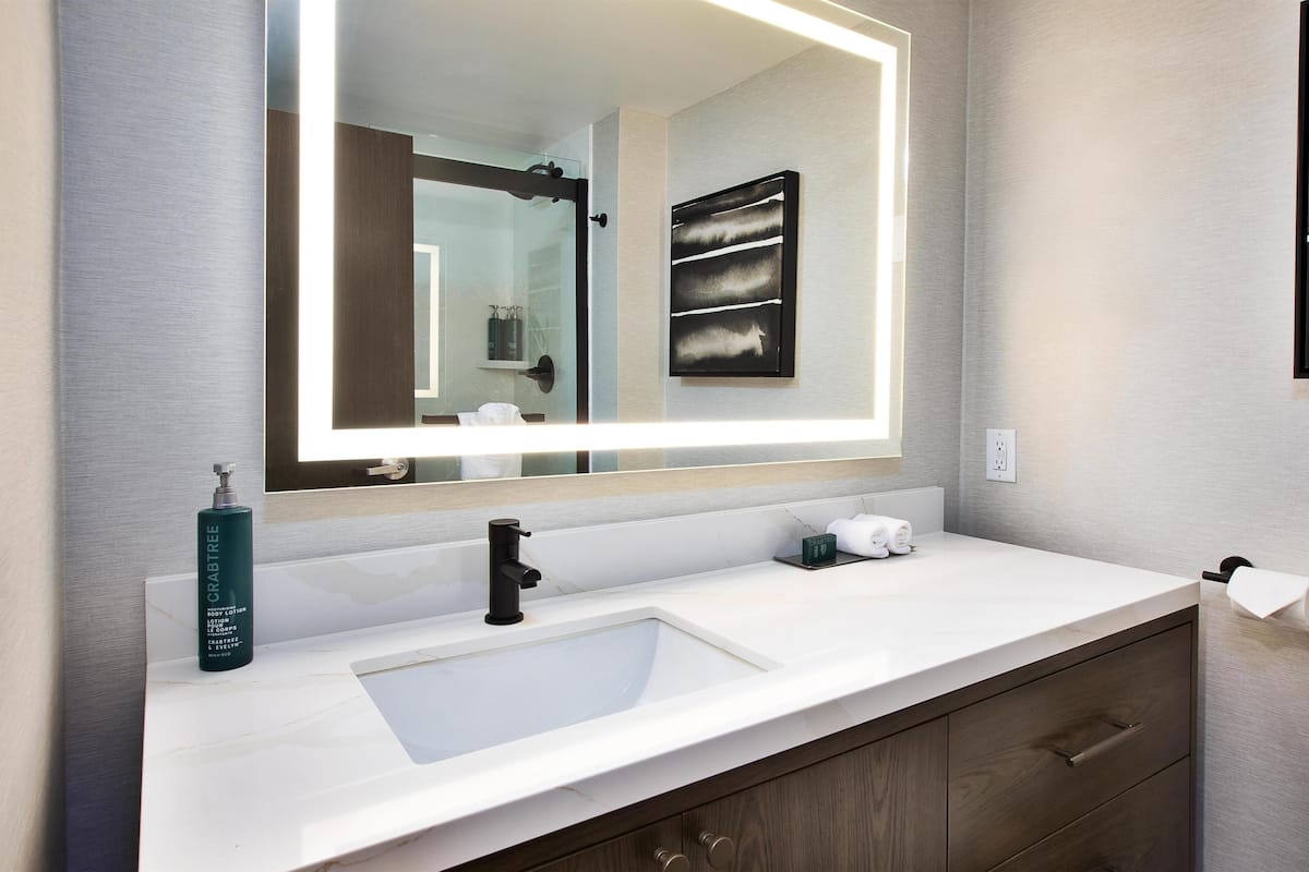 وحدات دش مع أحواض استحمام، مستلزمات مجانية للعناية الشخصية، مجففات شعر