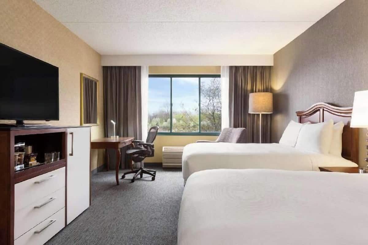Premium bedding, down comforters, in-room safe, blackout drapes