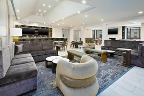 Lobby - DoubleTree by Hilton Detroit Novi (Novi)