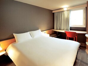 Standardzimmer, 1 Doppelbett | Zimmersafe, Schreibtisch, schallisolierte Zimmer, kostenloses WLAN