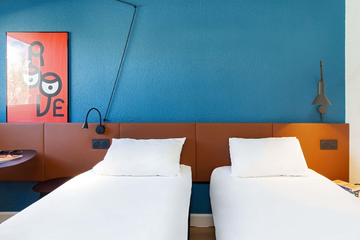 Standard Room, 2 Twin Beds | In-room safe, desk, soundproofing, free WiFi