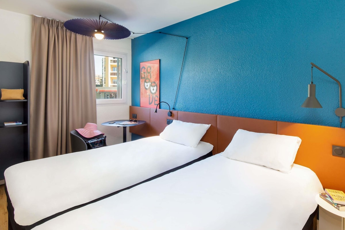 Quarto standard, 2 camas de solteiro | Cofres nos quartos, escrivaninha, quartos à prova de som