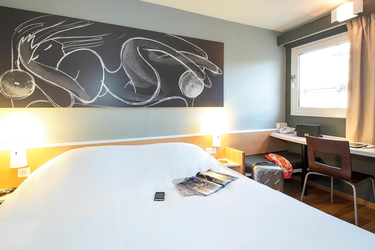 Standard Room, 1 Double Bed | In-room safe, desk, soundproofing, free WiFi