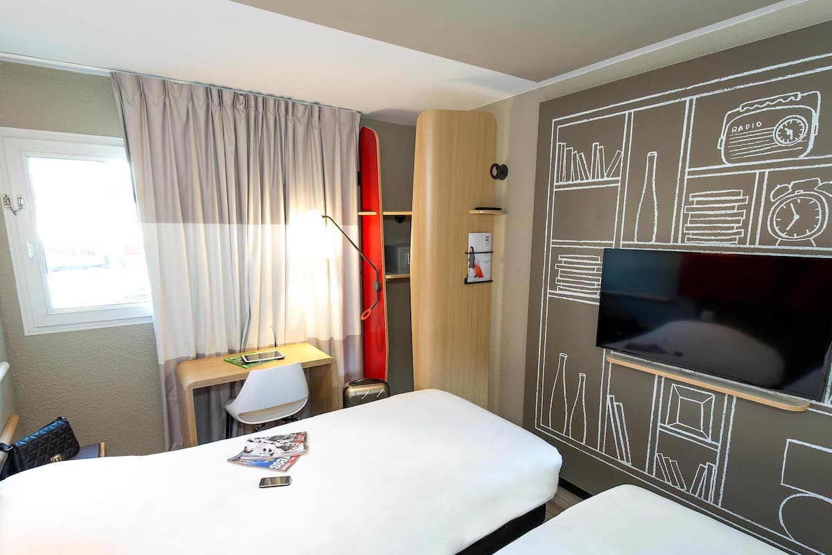Standard Room, 2 Twin Beds | In-room safe, desk, soundproofing, free WiFi