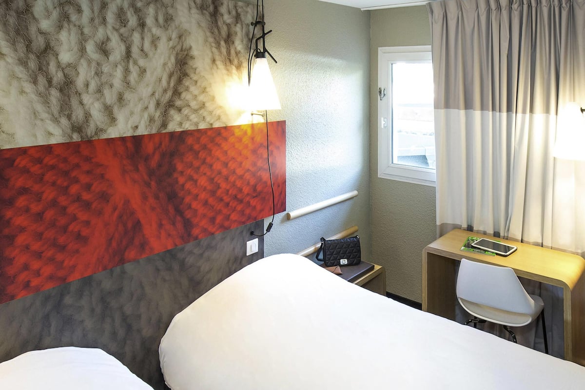 Standaard kamer, 2 eenpersoonsbedden | Een kluis op de kamer, een bureau, geluiddichte muren, gratis wifi