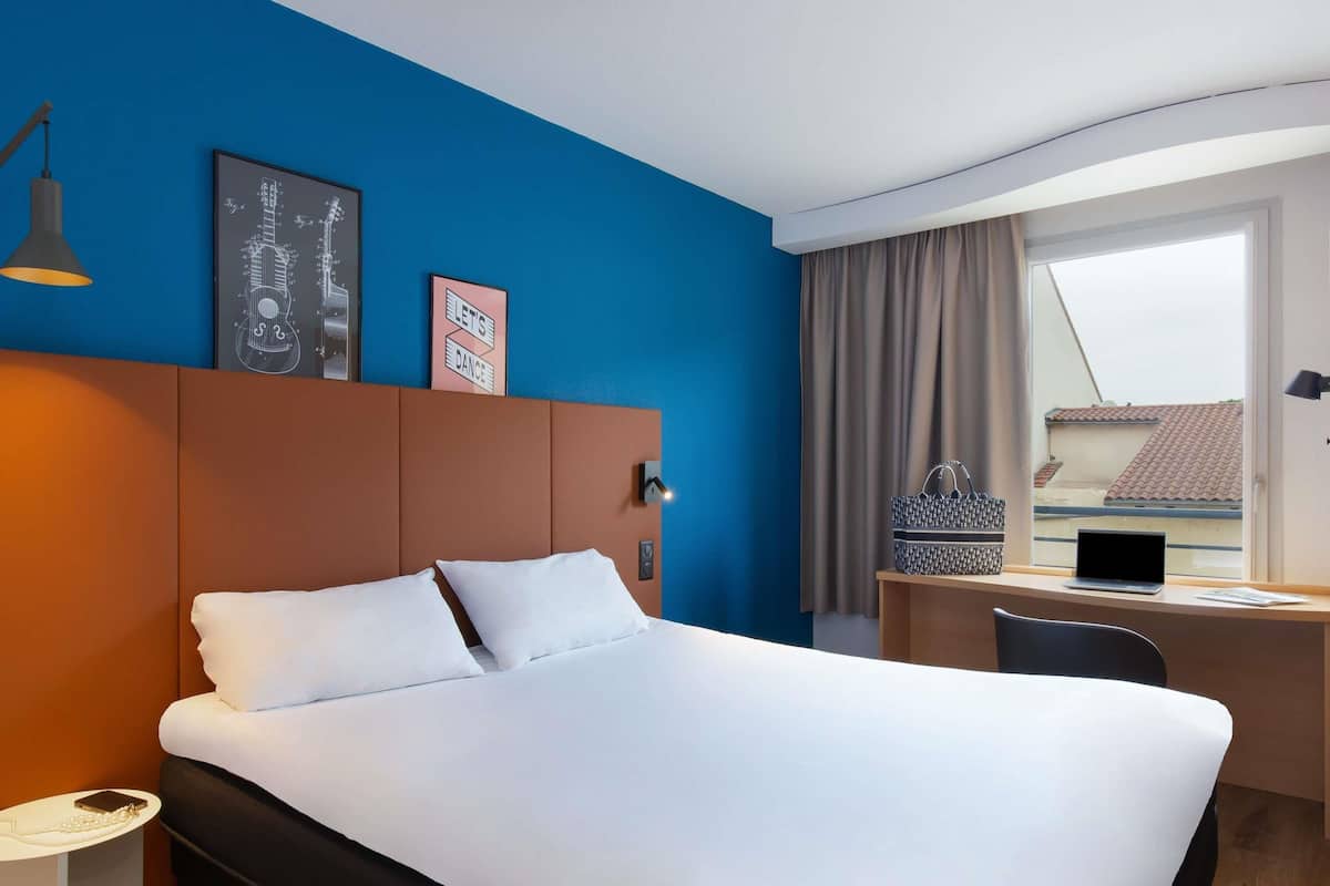 خزنة داخل الغرفة ومكتب وتجهيزات عازلة للصوت وواي فاي مجانًا