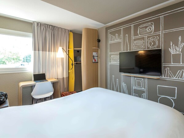 Standard Room, 2 Twin Beds | In-room safe, desk, soundproofing, free WiFi