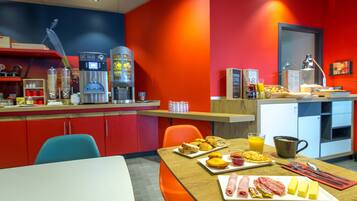 Dagelijks ontbijtbuffet (EUR 13.90 per persoon)