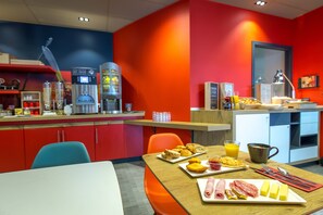 Se ofrece un desayuno bufé (13.90 EUR por persona)