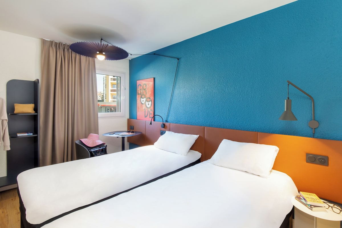 خزنة داخل الغرفة ومكتب وتجهيزات عازلة للصوت وواي فاي مجانًا