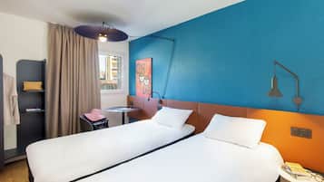 Caja de seguridad en la habitaciĂłn y escritorio