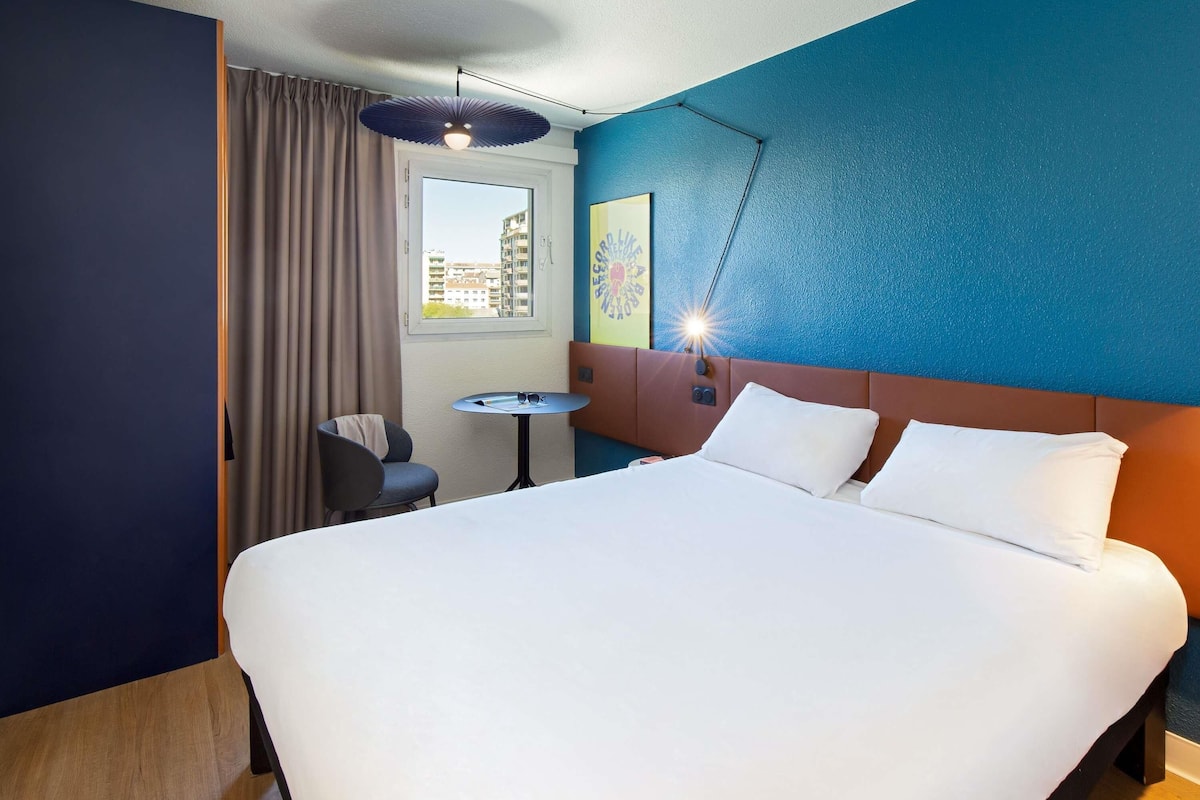 Cofres nos quartos, escrivaninha, quartos à prova de som