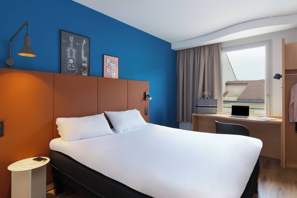 خزنة داخل الغرفة ومكتب وتجهيزات عازلة للصوت وواي فاي مجانًا