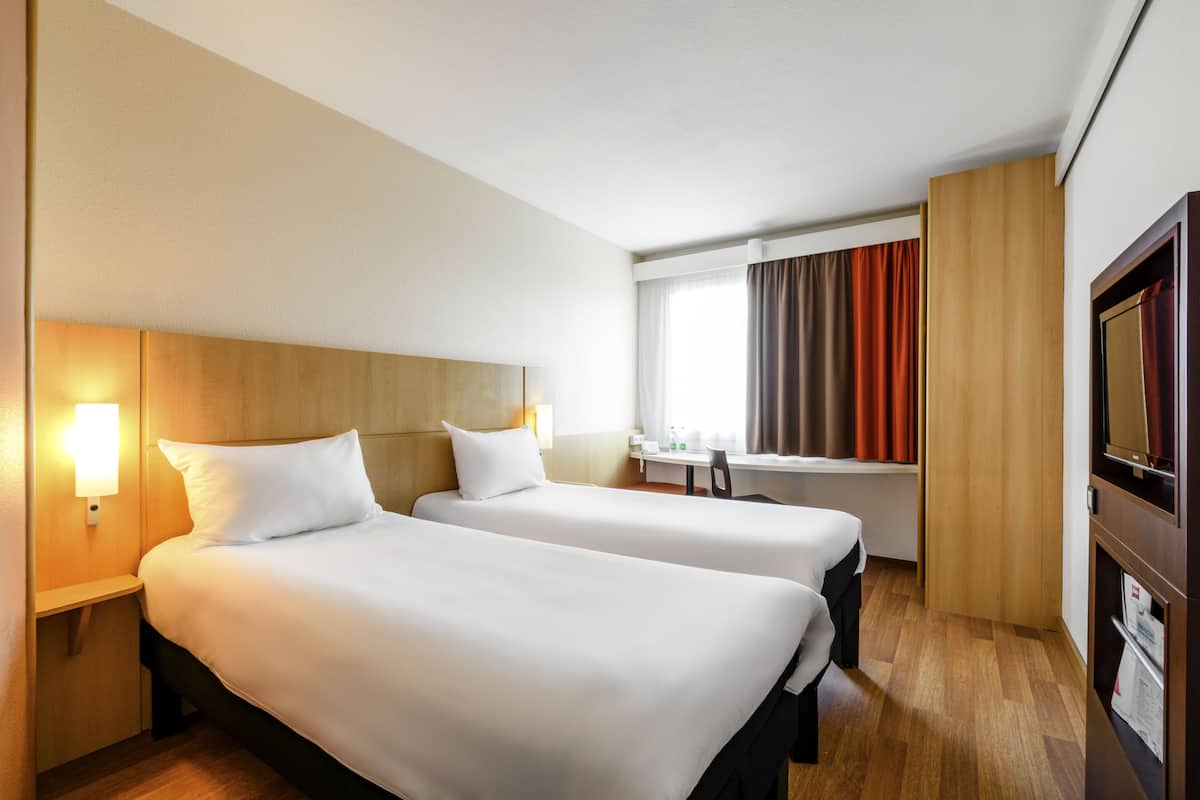 standard room, 2 single beds | premium bedding, desk, blackout curtains, soundproofing