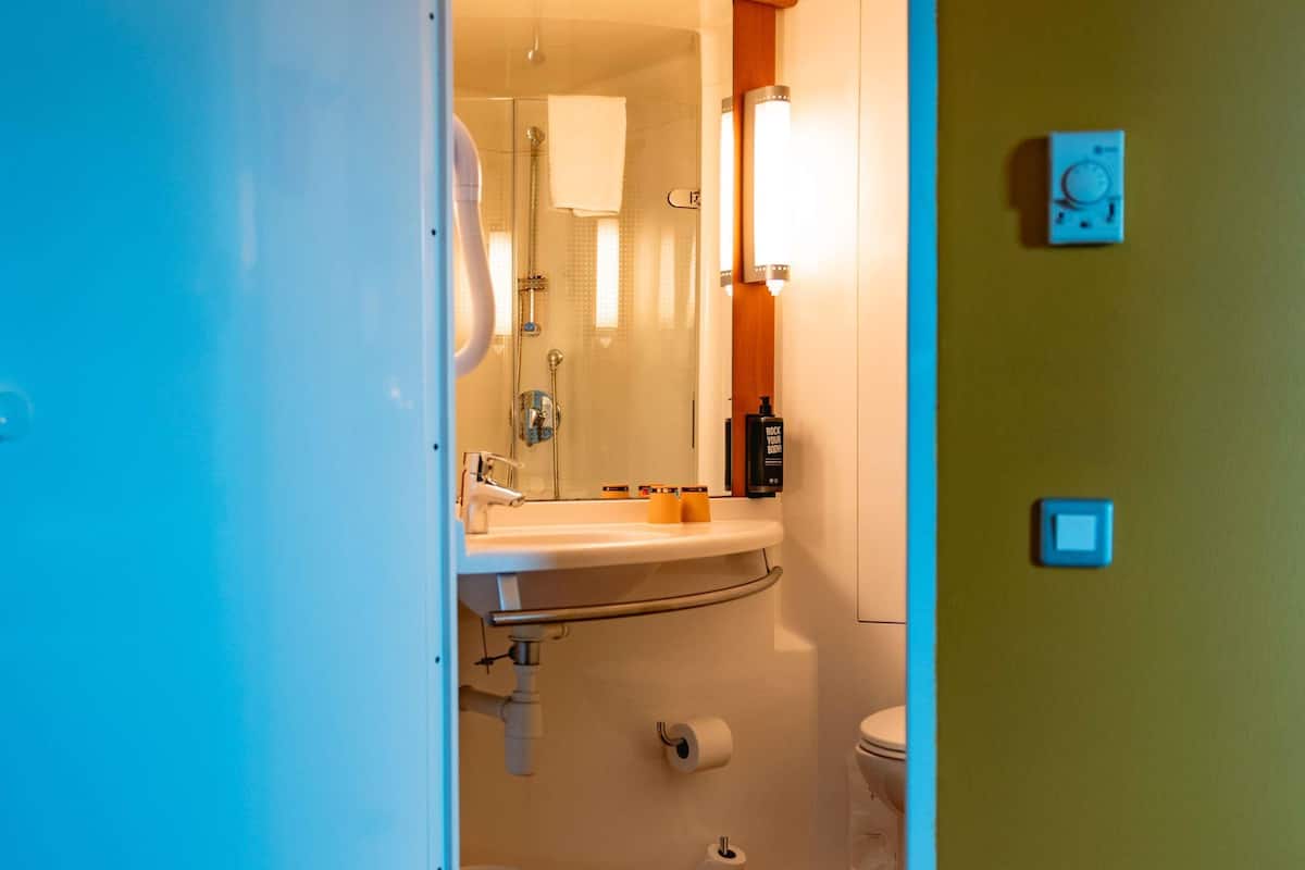 Chambre Prestige, 1 lit double | Literie de qualitĂ©, bureau, rideaux dâobscurcissement