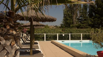 Una piscina al aire libre de temporada