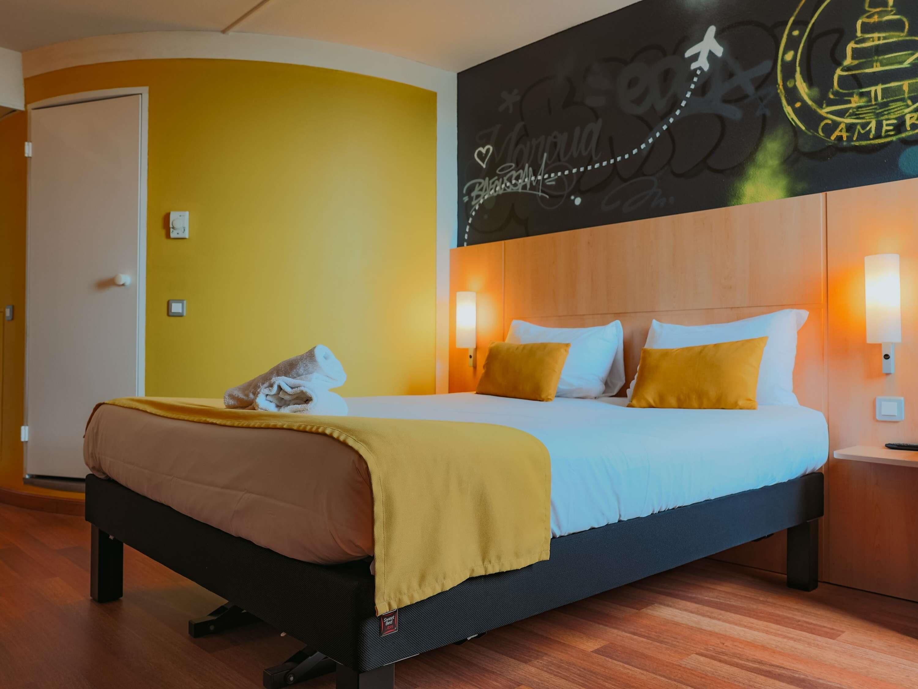 고급 침구, 책상, 암막 커튼, 방음 설비