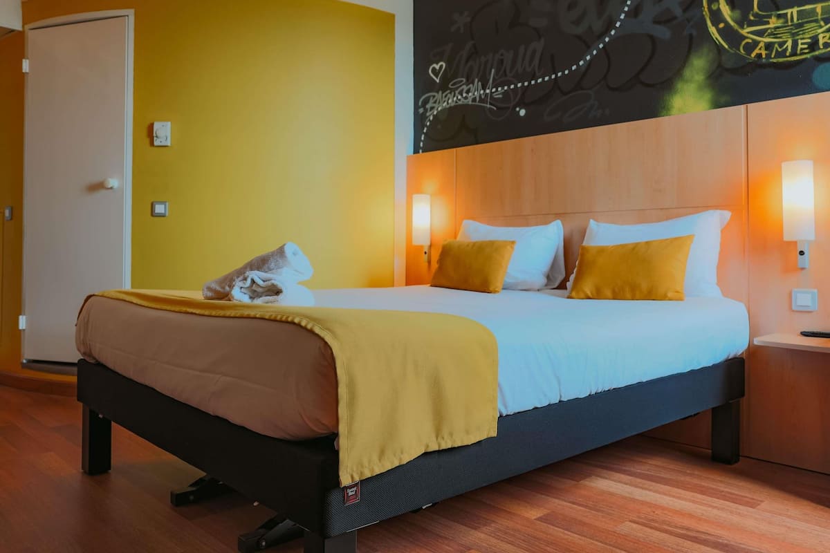 尊荣客房, 1 张双人床 | 高档床上用品、办公桌、遮光窗帘、隔音