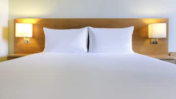 Habitación estándar, 1 cama matrimonial | Ropa de cama de alta calidad, escritorio y cortinas blackout