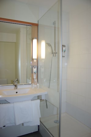 Douche, articles de toilette écologiques, sèche-cheveux
