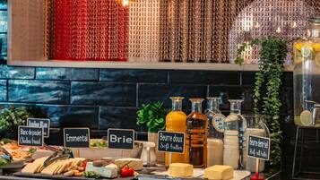 Colazione a buffet, servita tutte le mattine (13.90 EUR a persona)