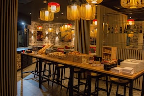 Tägliches Frühstücksbuffet (13.90 EUR pro Person)
