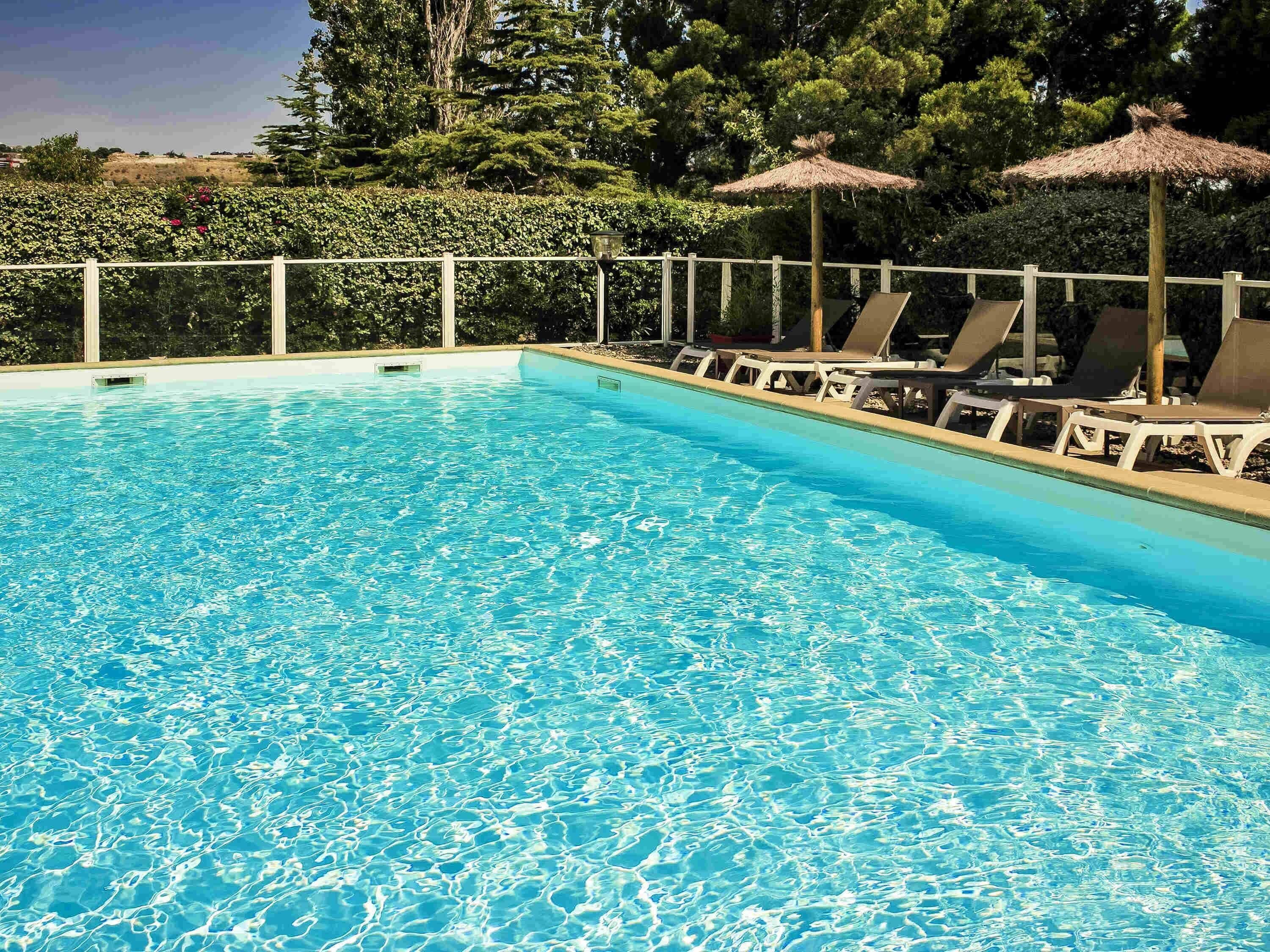 시즌별로 운영되는 야외 수영장