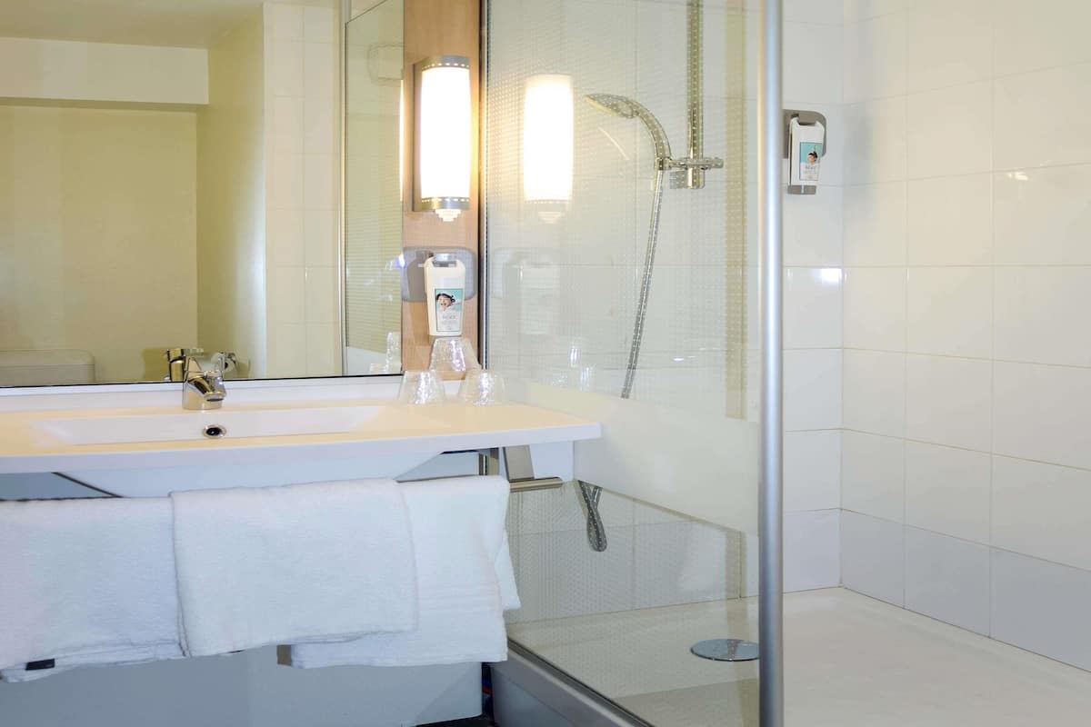 Camera Standard, 2 letti singoli | Biancheria da letto di alta qualità, una scrivania, tende oscuranti
