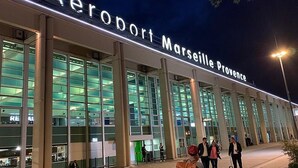 Exterior del terminal del aeropuerto de Marsella Provenza, con amplios ventanales de vidrio y un diseño arquitectónico moderno.
