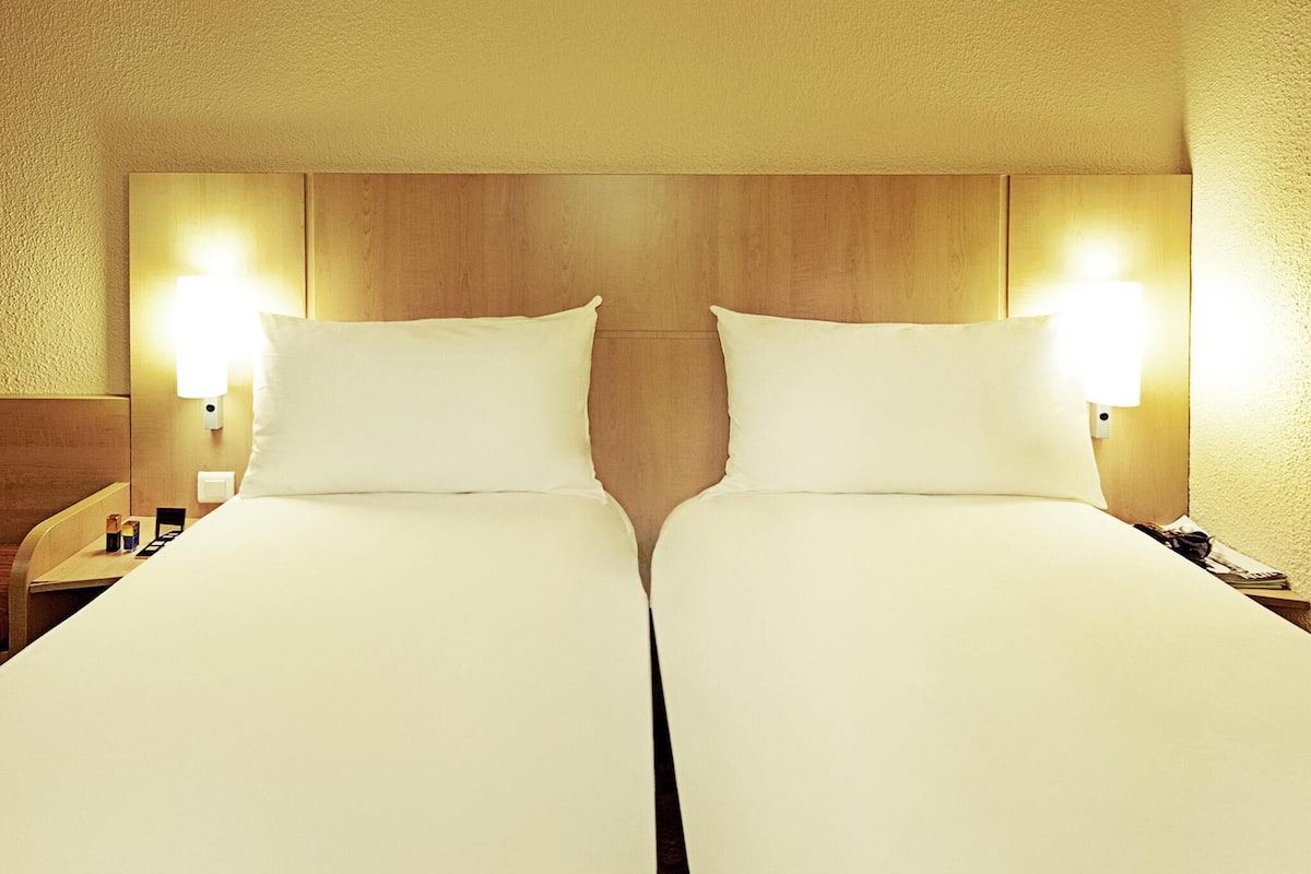 Standardrum - 2 enkelsängar | Sängtillbehör av högsta kvalitet, skrivbord och mörkläggningsgardiner