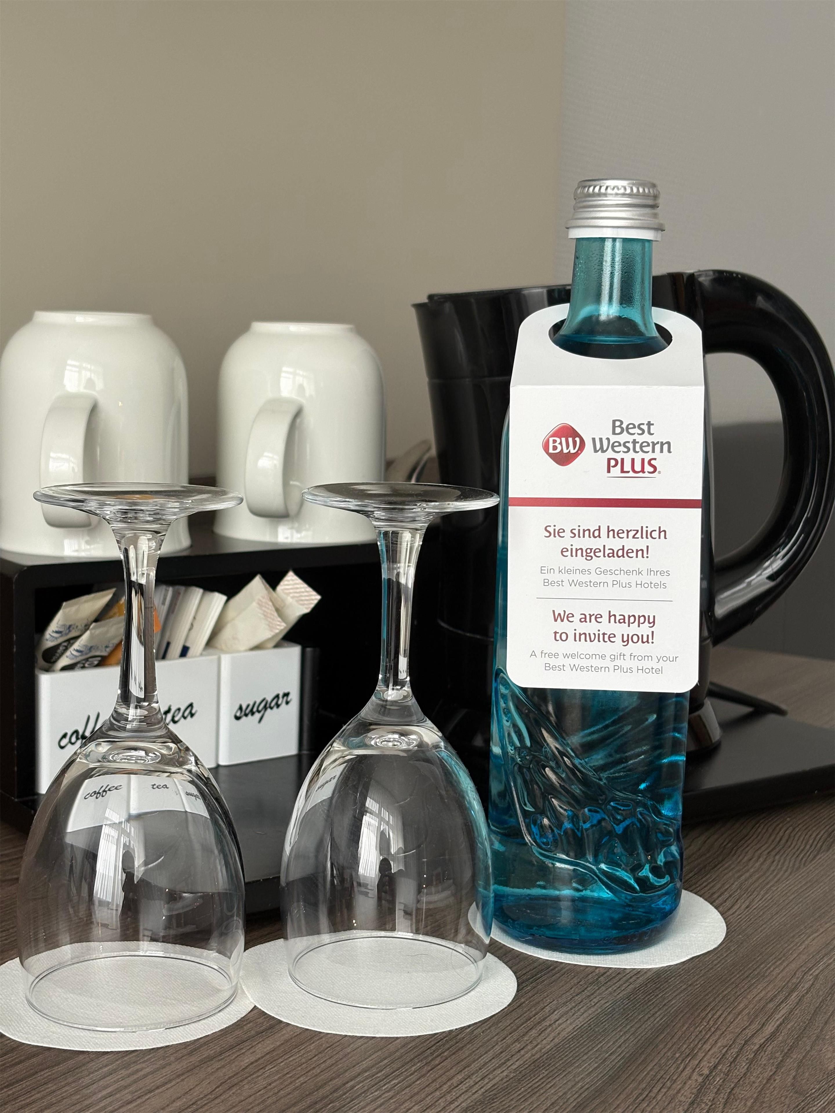 Een hotelkamer van Best Western Plus met een koffiehoek, een theeset en suiker.